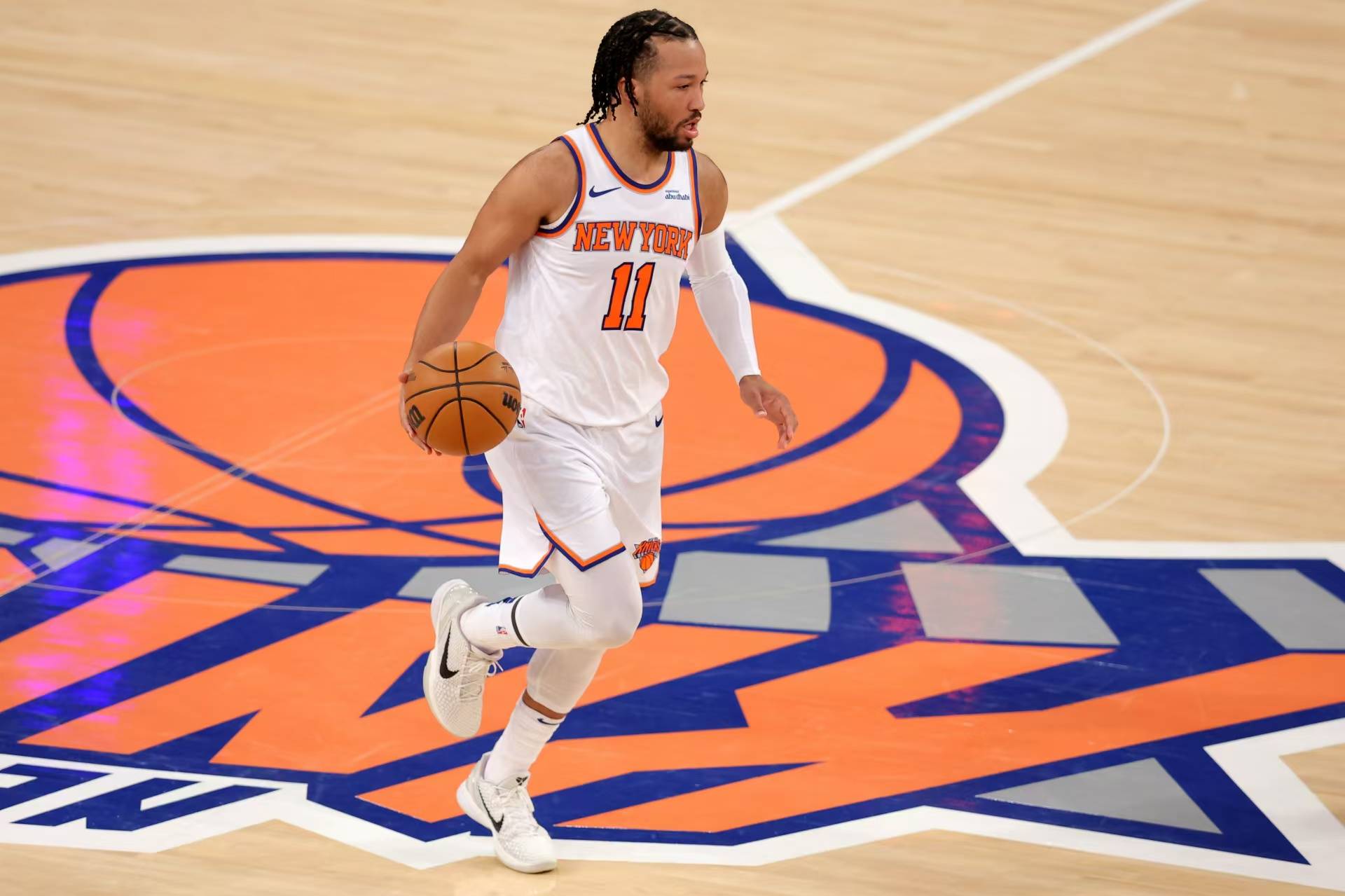 关于76人主场击败马刺，厄文三分球开火的信息