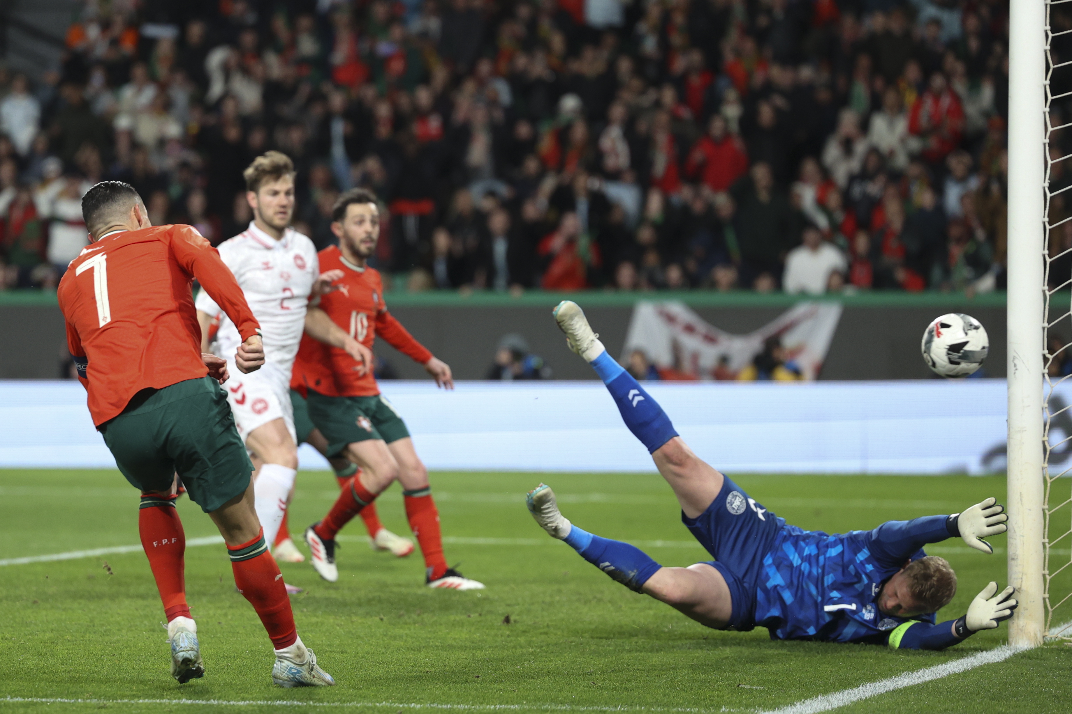 包含葡萄牙队击溃卢森堡队，积分榜上升至榜首！的词条