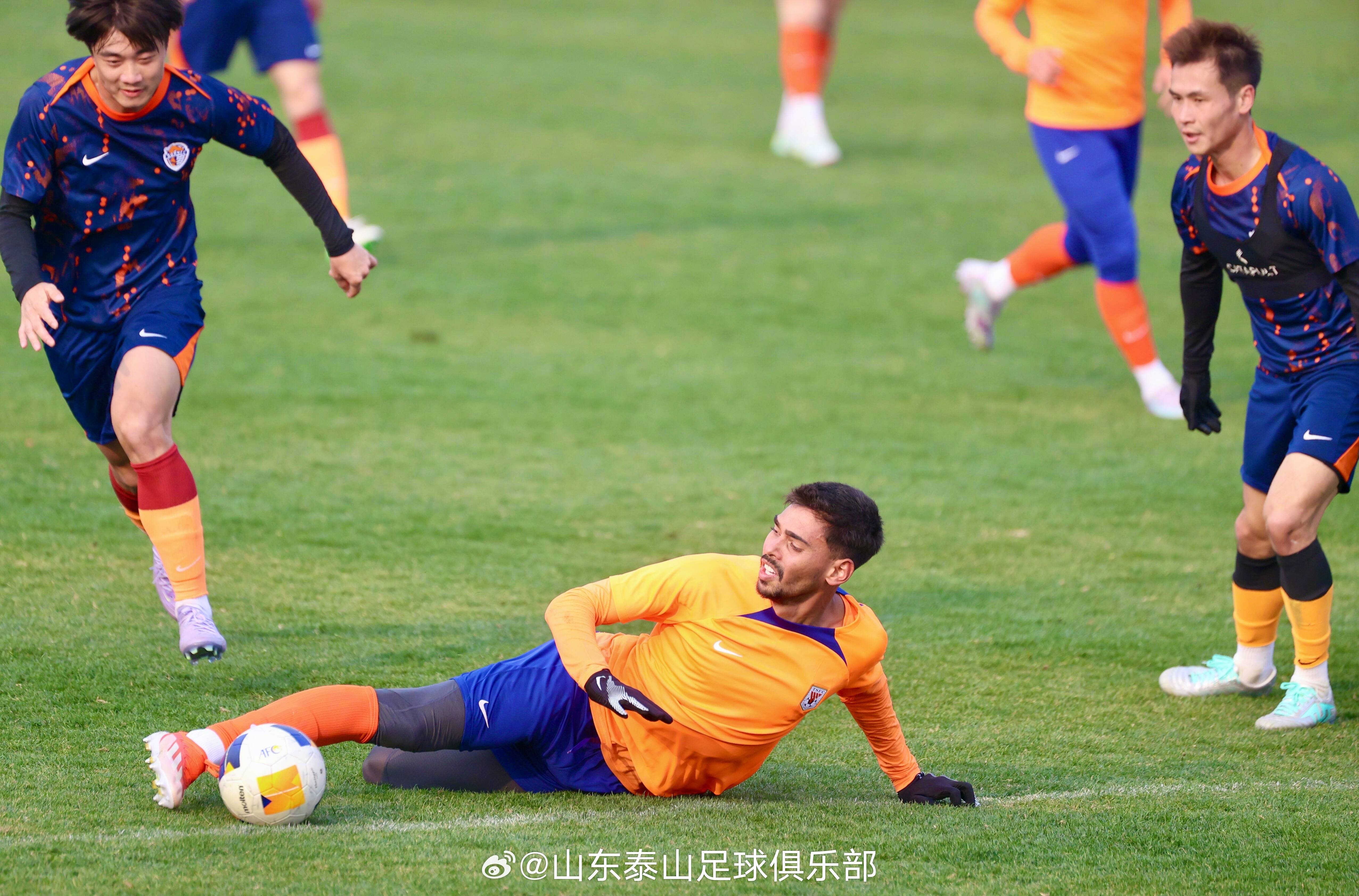 青岛黄海球员备战比赛,全队士气飙升决战强手的简单介绍 青岛黄海球员备战比赛,全队士气飙升决战强手的简单介绍