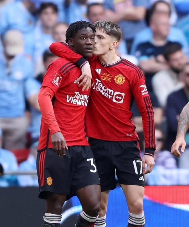 曼联队在比赛中展现出色表现夺冠的简单介绍 曼联队在比赛中展现出色表现夺冠的简单介绍