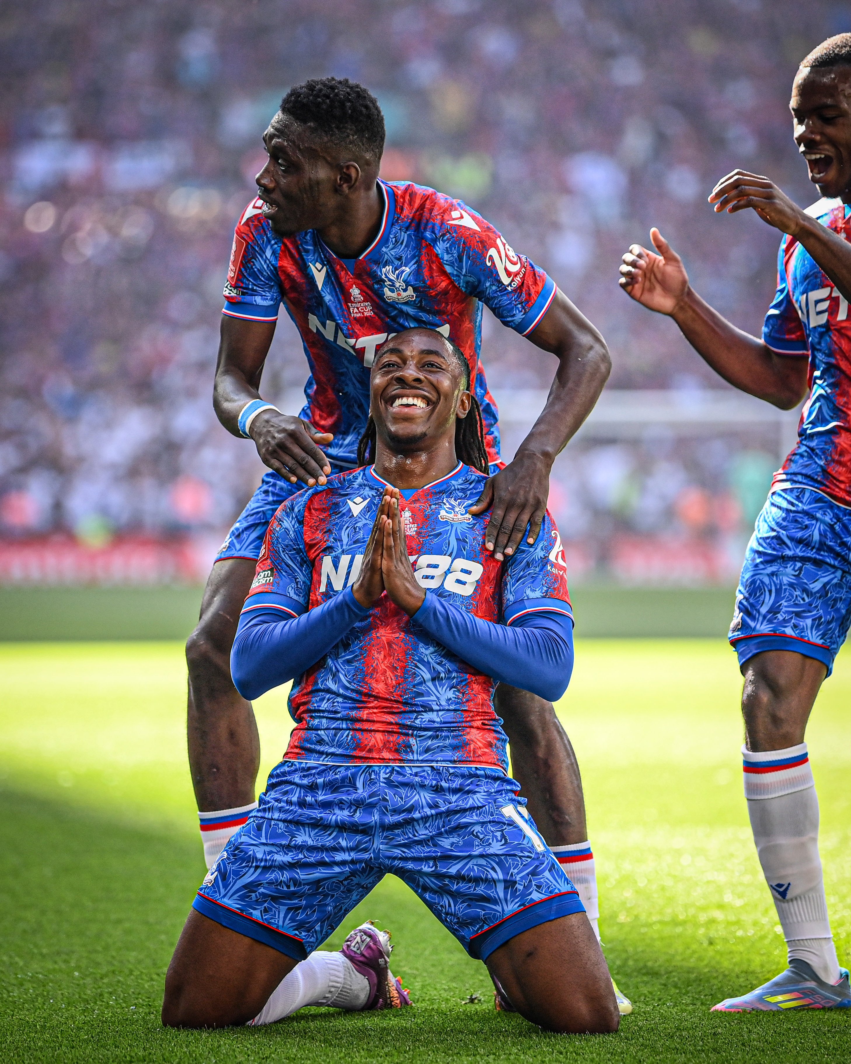 包含曼城豪取客场胜利挺进欧冠半决赛的词条