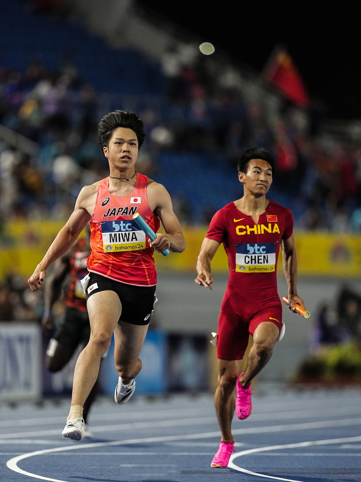 包含国内职业联赛竞技十分激烈，球员表现不凡的词条