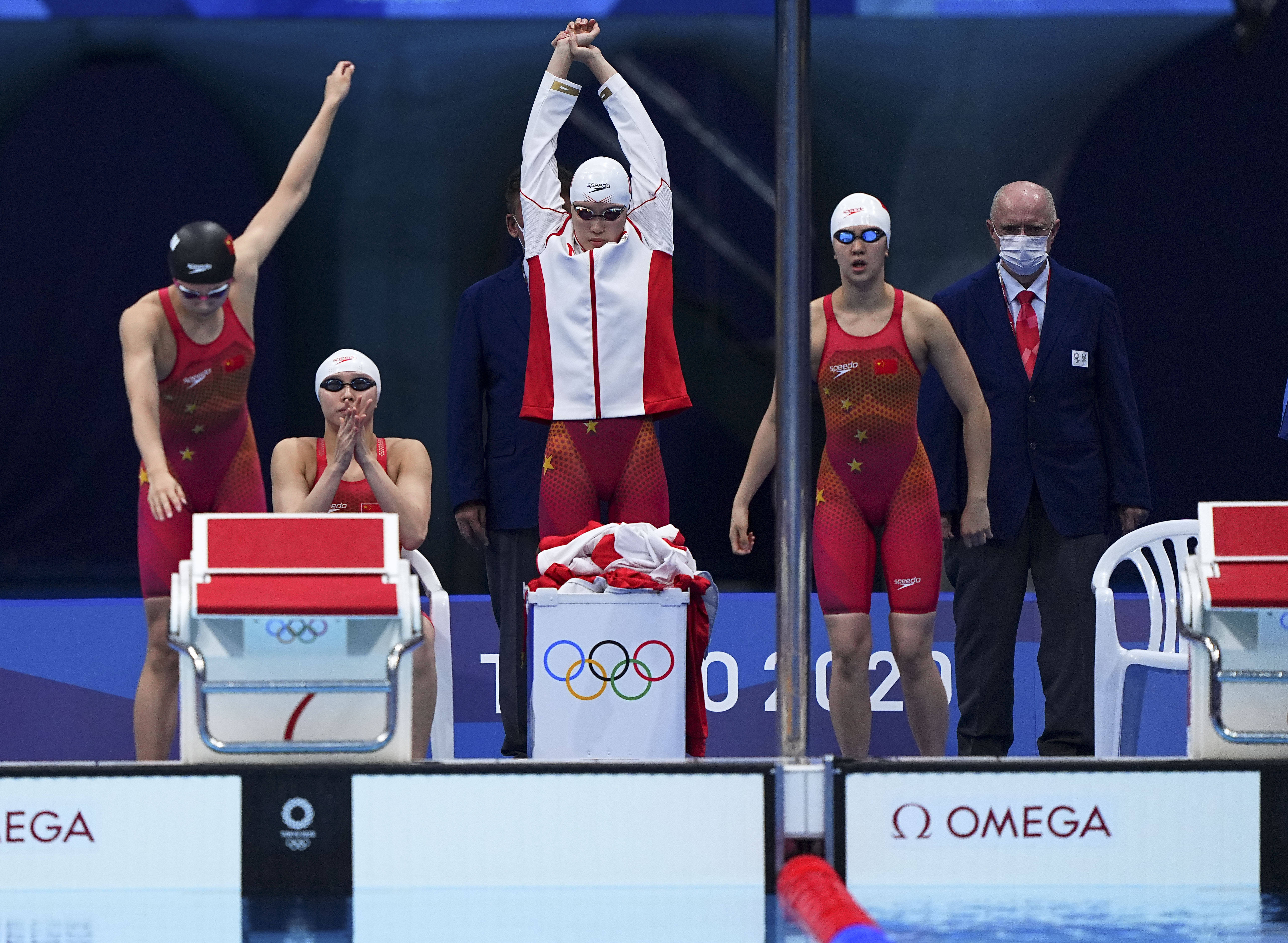 包含游泳女子接力夺冠，刷新世界纪录的词条