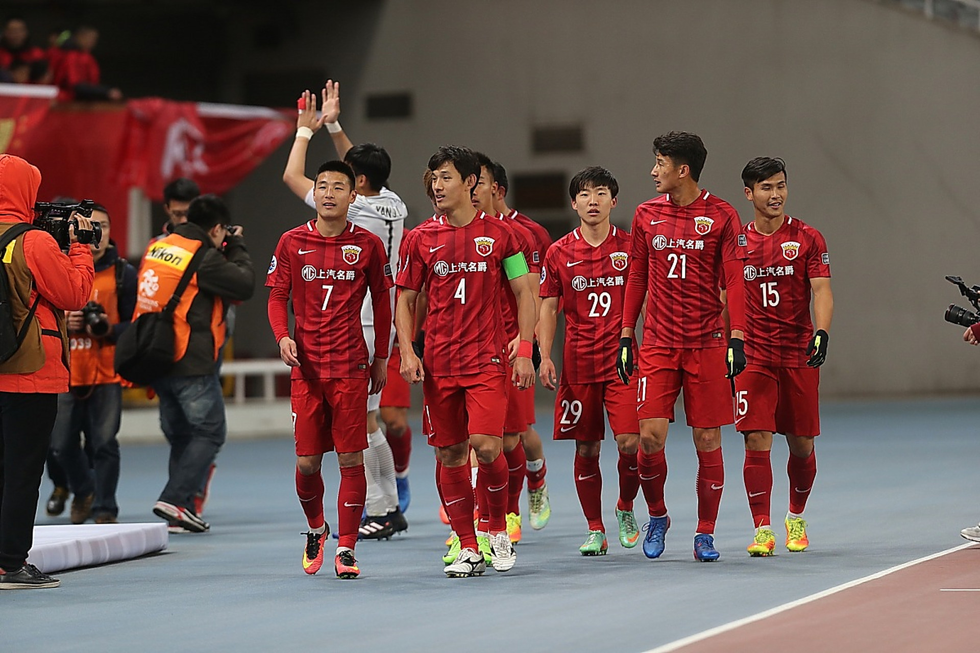 上港队员积极备战，为接下来的比赛做好准备的简单介绍