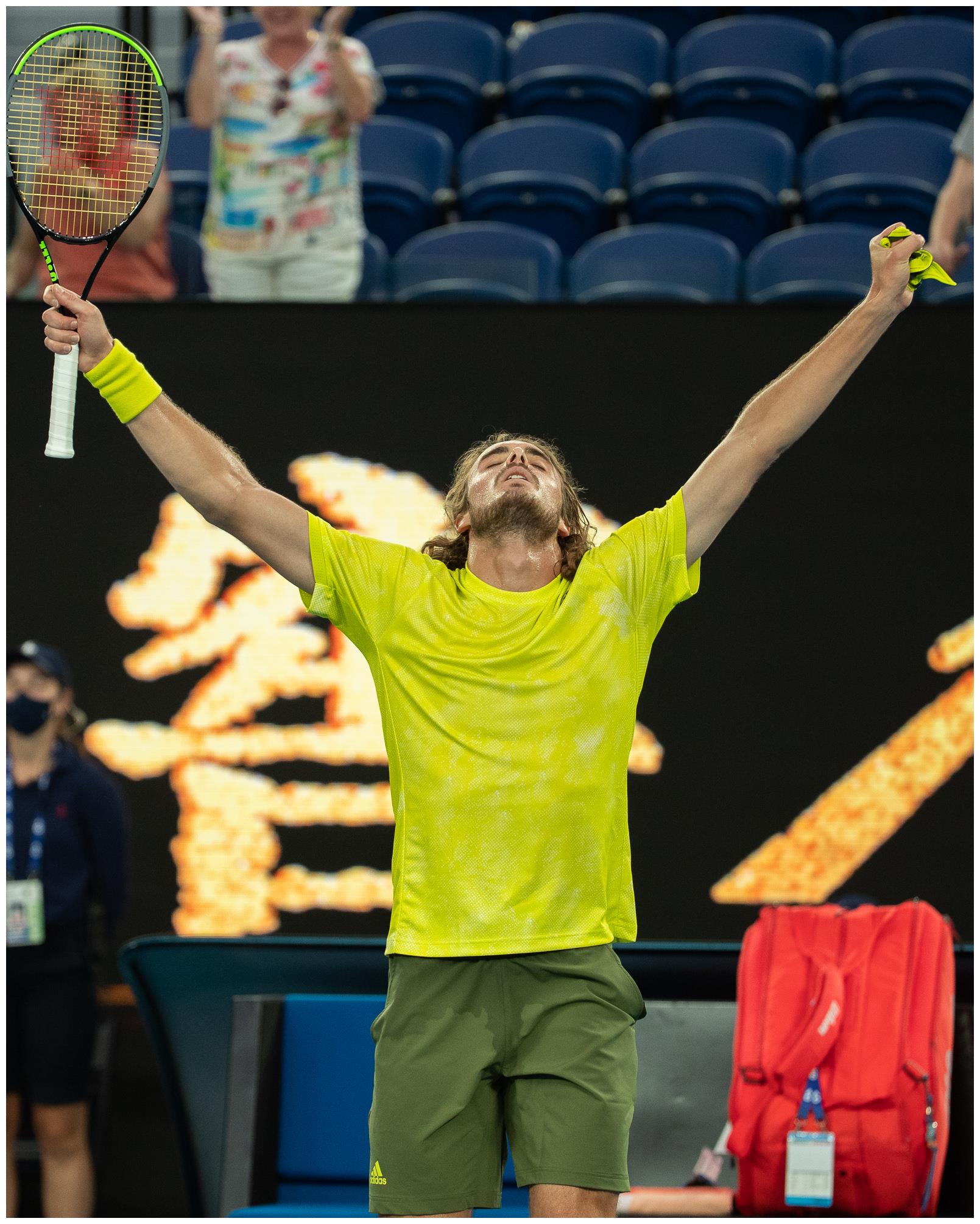 关于欧洲网球队险胜意大利网球队，西西帕斯完成帽子戏法的信息