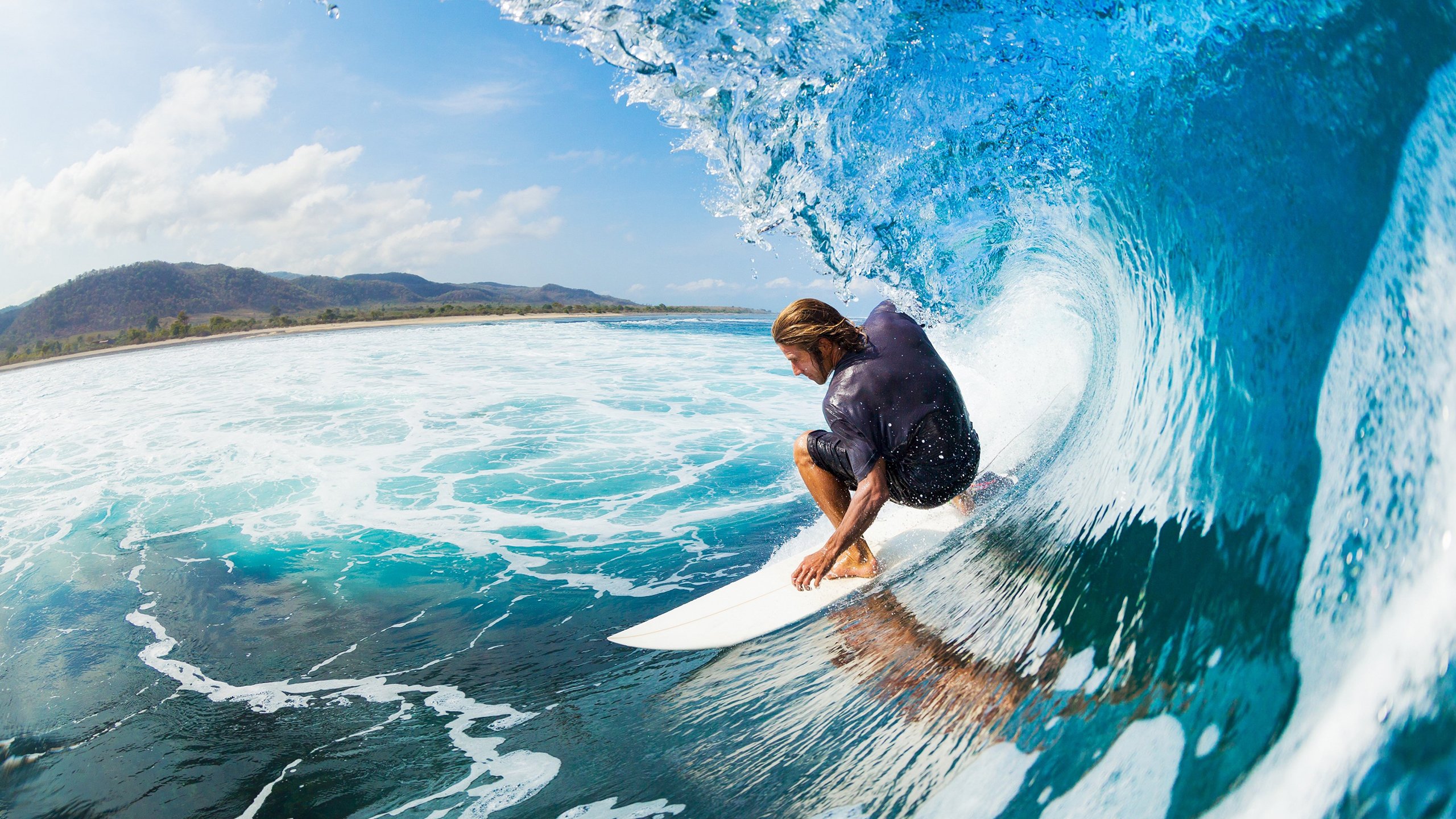 当红色公牛碾过银箭，汉密尔顿在灰烬中点燃的火焰