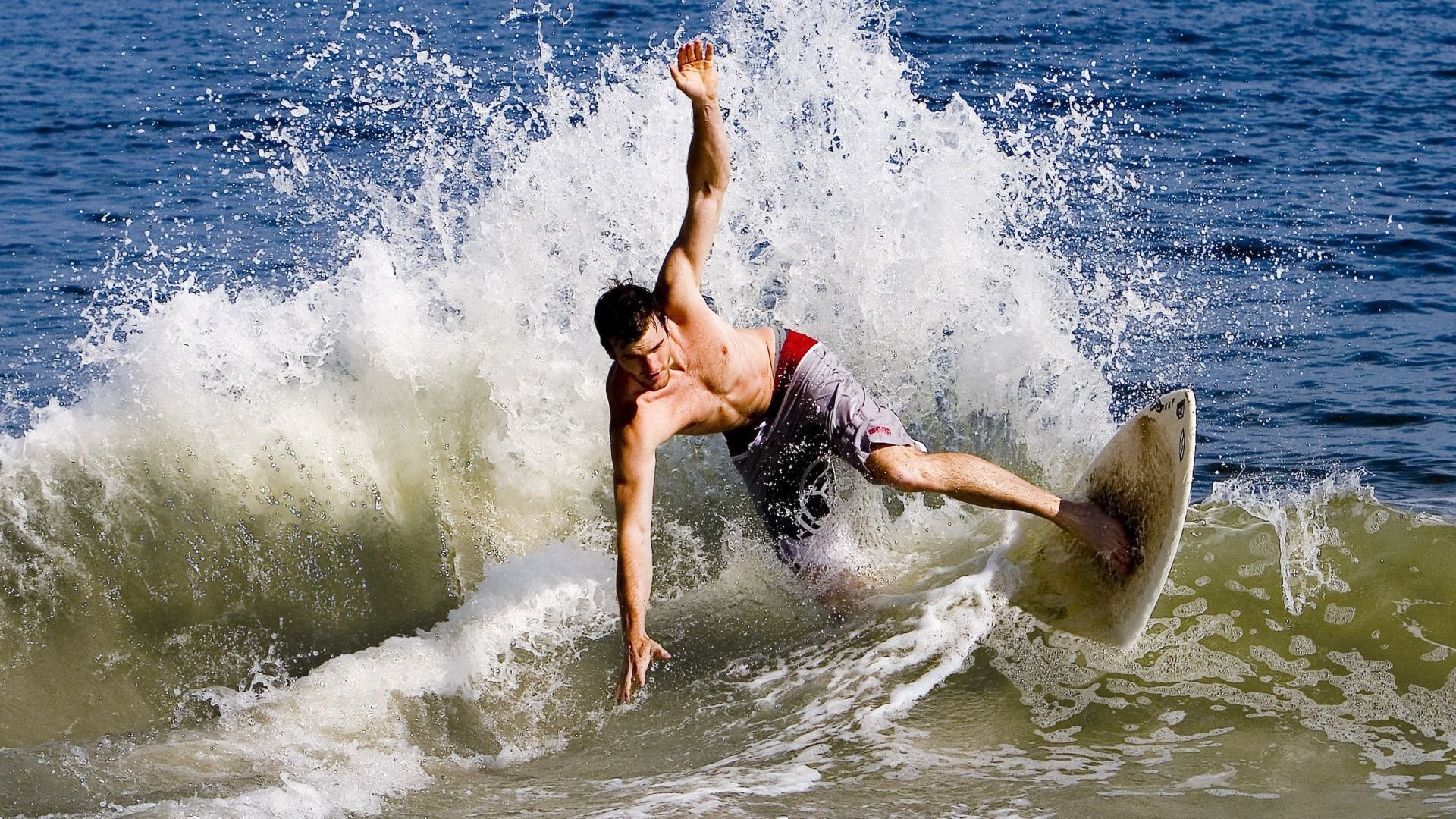 足球与乒乓的胜利交响，英格兰轻取德国，奥恰洛夫闪耀赛场